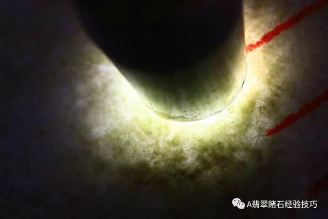 赌石入门专业知识翡翠赌石的知识要领与技巧大全-第13张图片-翡翠网 赌石入门专业知识翡翠赌石的知识要领与技巧大全-第13张图片-翡翠网