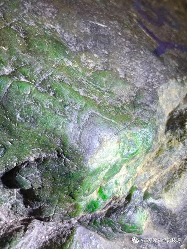 赌石入门专业知识翡翠赌石的知识要领与技巧大全-第14张图片-翡翠网 赌石入门专业知识翡翠赌石的知识要领与技巧大全-第14张图片-翡翠网