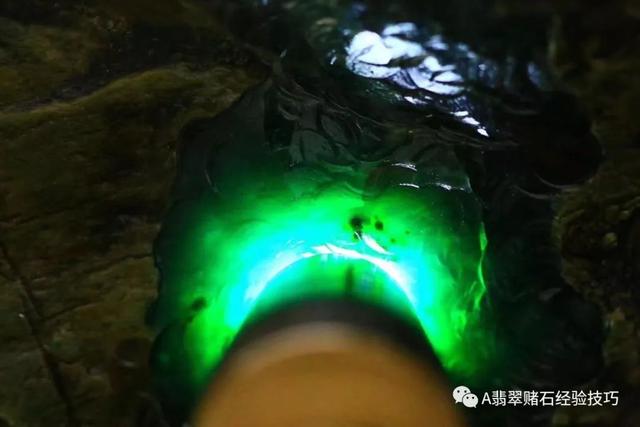 赌石入门专业知识翡翠赌石的知识要领与技巧大全-第15张图片-翡翠网 赌石入门专业知识翡翠赌石的知识要领与技巧大全-第15张图片-翡翠网