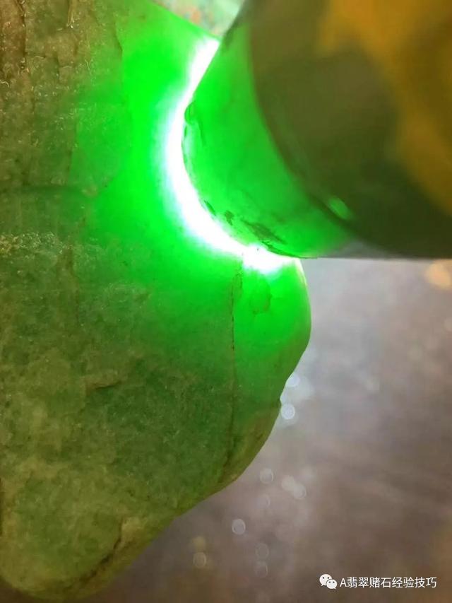 赌石入门专业知识翡翠赌石的知识要领与技巧大全-第16张图片-翡翠网 赌石入门专业知识翡翠赌石的知识要领与技巧大全-第16张图片-翡翠网