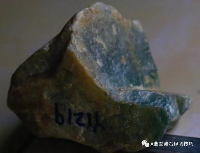 赌石入门专业知识翡翠赌石的知识要领与技巧大全-第17张图片-翡翠网 赌石入门专业知识翡翠赌石的知识要领与技巧大全-第17张图片-翡翠网