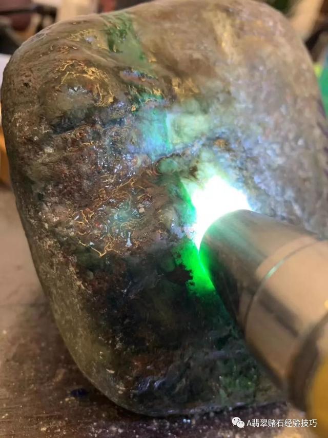 赌石入门专业知识翡翠赌石的知识要领与技巧大全-第18张图片-翡翠网 赌石入门专业知识翡翠赌石的知识要领与技巧大全-第18张图片-翡翠网