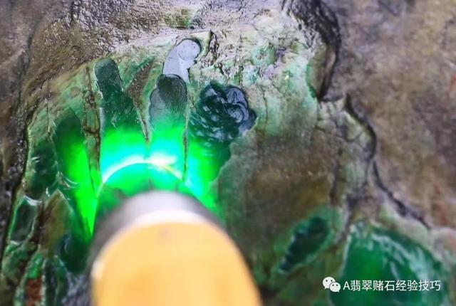 赌石入门专业知识翡翠赌石的知识要领与技巧大全-第19张图片-翡翠网 赌石入门专业知识翡翠赌石的知识要领与技巧大全-第19张图片-翡翠网