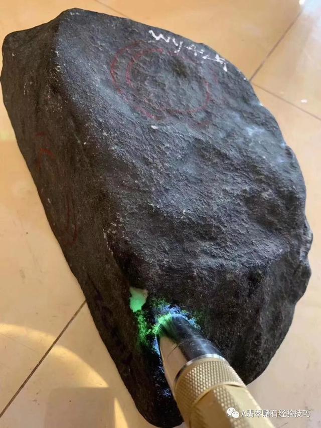 赌石入门专业知识翡翠赌石的知识要领与技巧大全-第20张图片-翡翠网 赌石入门专业知识翡翠赌石的知识要领与技巧大全-第20张图片-翡翠网