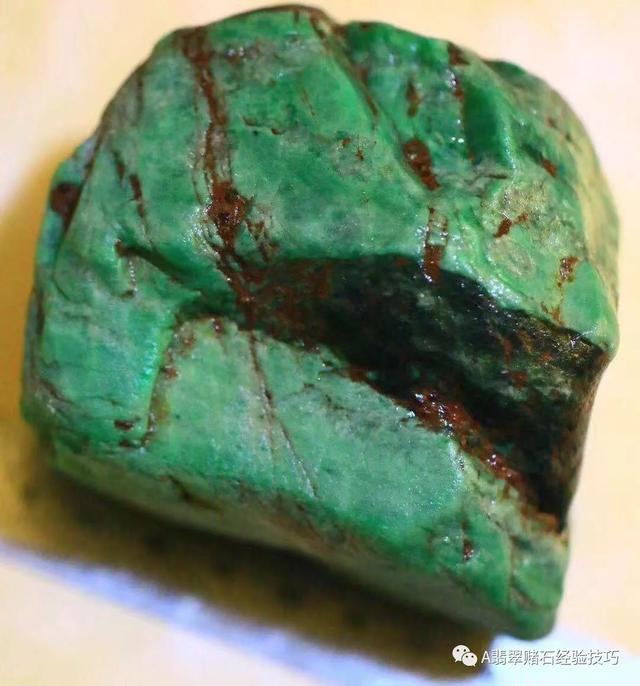 赌石入门专业知识翡翠赌石的知识要领与技巧大全-第21张图片-翡翠网 赌石入门专业知识翡翠赌石的知识要领与技巧大全-第21张图片-翡翠网