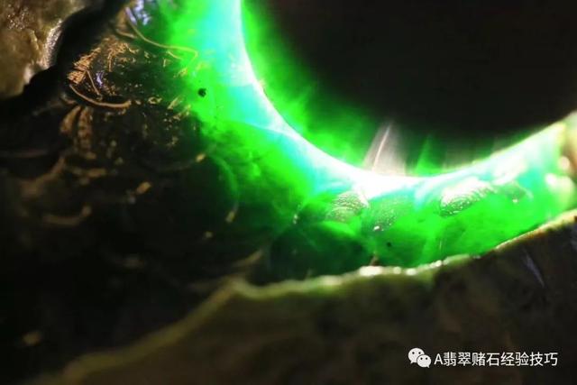 赌石入门专业知识翡翠赌石的知识要领与技巧大全-第22张图片-翡翠网 赌石入门专业知识翡翠赌石的知识要领与技巧大全-第22张图片-翡翠网