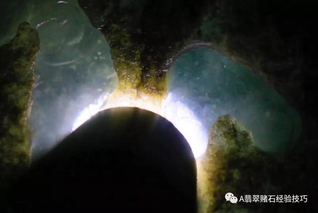 赌石入门专业知识翡翠赌石的知识要领与技巧大全-第23张图片-翡翠网 赌石入门专业知识翡翠赌石的知识要领与技巧大全-第23张图片-翡翠网