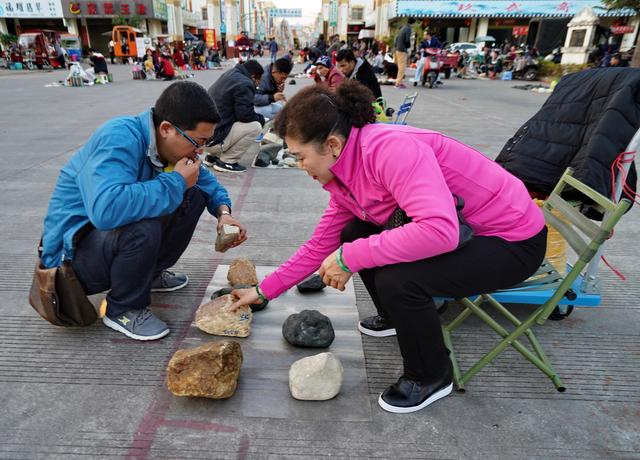 如何挑选翡翠原石毛料,翡翠原石销售-第1张图片-翡翠网 如何挑选翡翠原石毛料,翡翠原石销售-第1张图片-翡翠网
