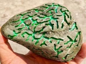 缅甸翡翠玉如何鉴别缅甸翡翠黑色原石-第1张图片-翡翠网 缅甸翡翠玉如何鉴别缅甸翡翠黑色原石-第1张图片-翡翠网