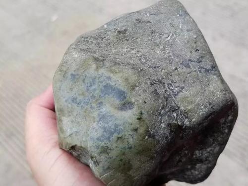 缅甸翡翠玉如何鉴别缅甸翡翠黑色原石-第3张图片-翡翠网 缅甸翡翠玉如何鉴别缅甸翡翠黑色原石-第3张图片-翡翠网