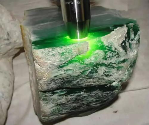 缅甸翡翠玉如何鉴别缅甸翡翠黑色原石-第4张图片-翡翠网 缅甸翡翠玉如何鉴别缅甸翡翠黑色原石-第4张图片-翡翠网