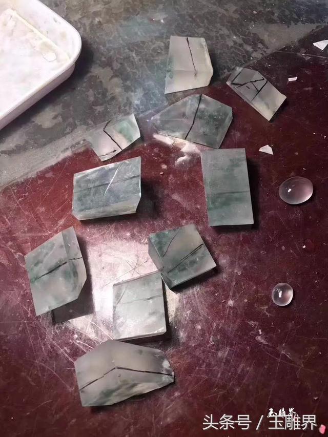 紫色翡翠原石能做戒面级别的紫色翡翠价值-第2张图片-翡翠网 紫色翡翠原石能做戒面级别的紫色翡翠价值-第2张图片-翡翠网