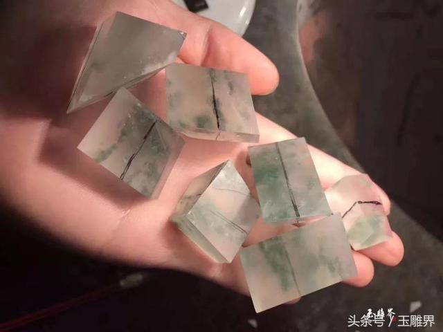 紫色翡翠原石能做戒面级别的紫色翡翠价值-第3张图片-翡翠网 紫色翡翠原石能做戒面级别的紫色翡翠价值-第3张图片-翡翠网