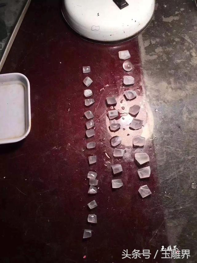 紫色翡翠原石能做戒面级别的紫色翡翠价值-第4张图片-翡翠网 紫色翡翠原石能做戒面级别的紫色翡翠价值-第4张图片-翡翠网