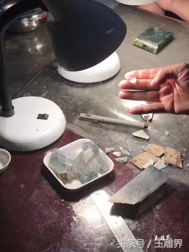 紫色翡翠原石能做戒面级别的紫色翡翠价值-第5张图片-翡翠网 紫色翡翠原石能做戒面级别的紫色翡翠价值-第5张图片-翡翠网