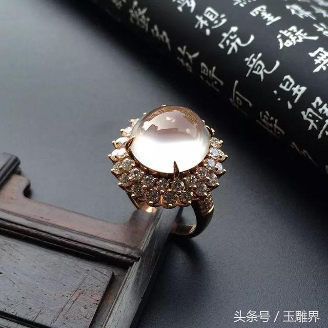 紫色翡翠原石能做戒面级别的紫色翡翠价值-第7张图片-翡翠网 紫色翡翠原石能做戒面级别的紫色翡翠价值-第7张图片-翡翠网