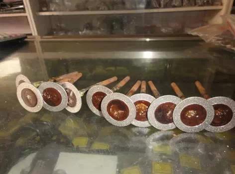 自己玩翡翠原石用什么工具,翡翠原石去皮工具-第10张图片-翡翠网 自己玩翡翠原石用什么工具,翡翠原石去皮工具-第10张图片-翡翠网