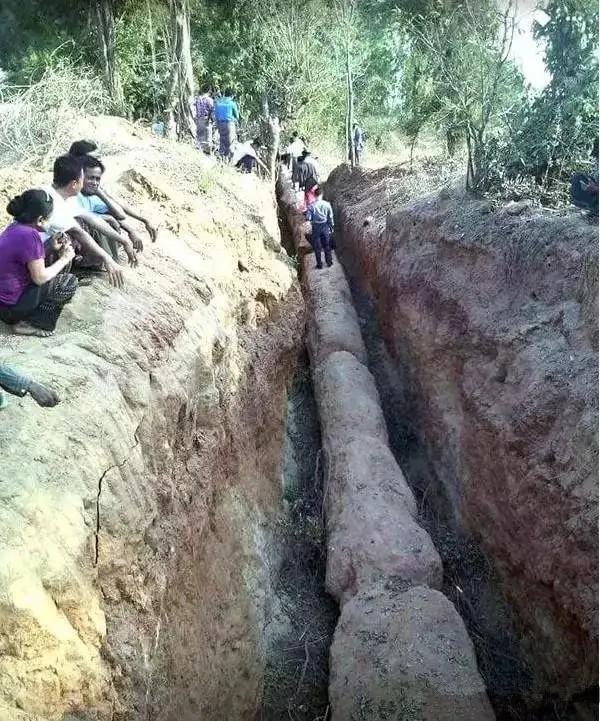 翡翠原石有绿藓黄带绿翡翠原石图片-第3张图片-翡翠网