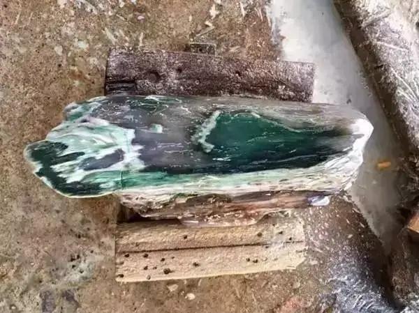 翡翠原石有绿藓黄带绿翡翠原石图片-第5张图片-翡翠网