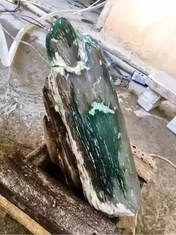 翡翠原石有绿藓黄带绿翡翠原石图片-第7张图片-翡翠网