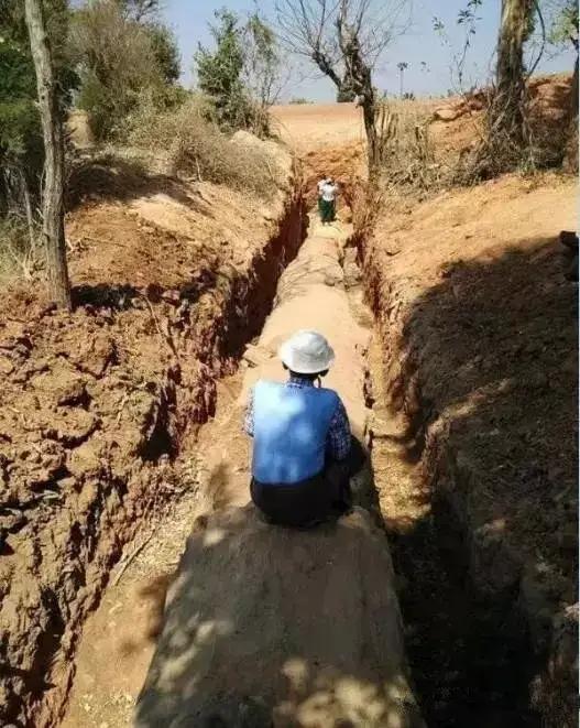 翡翠原石有绿藓黄带绿翡翠原石图片-第13张图片-翡翠网