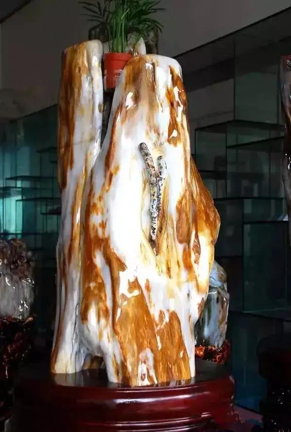 翡翠原石有绿藓黄带绿翡翠原石图片-第16张图片-翡翠网