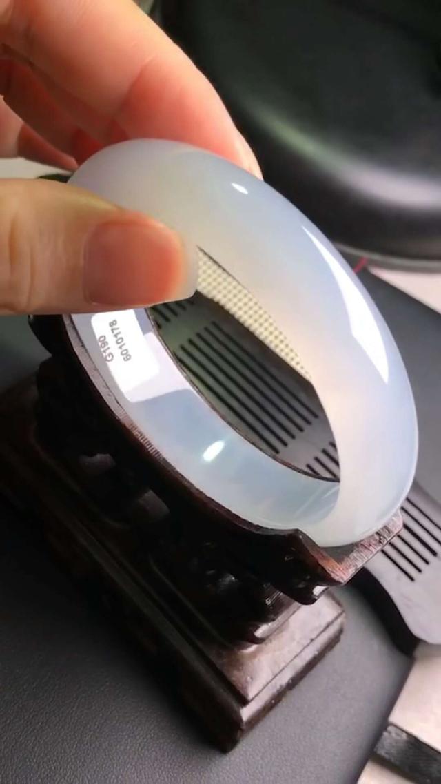 翡翠手镯价格,55圈口翡翠白底带棉手镯多少钱-第1张图片-翡翠网 翡翠手镯价格,55圈口翡翠白底带棉手镯多少钱-第1张图片-翡翠网