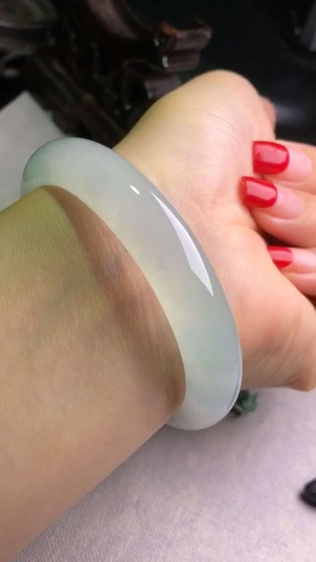 翡翠手镯价格,55圈口翡翠白底带棉手镯多少钱-第3张图片-翡翠网 翡翠手镯价格,55圈口翡翠白底带棉手镯多少钱-第3张图片-翡翠网