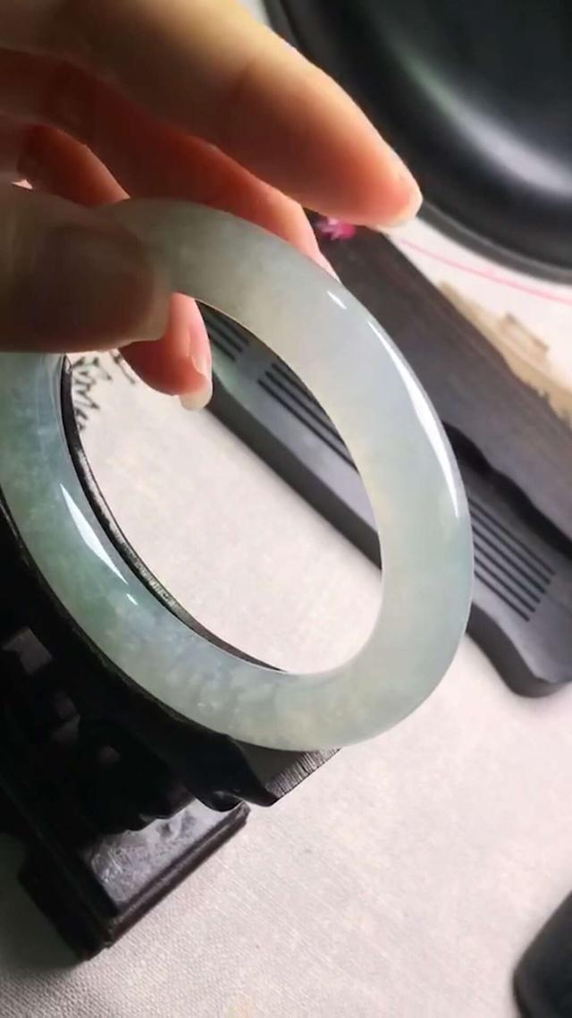 翡翠手镯价格,55圈口翡翠白底带棉手镯多少钱-第5张图片-翡翠网 翡翠手镯价格,55圈口翡翠白底带棉手镯多少钱-第5张图片-翡翠网