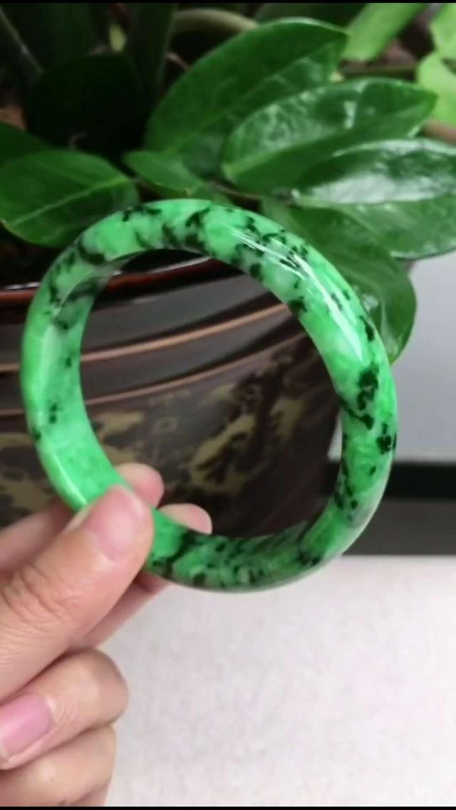 翡翠手镯价格,55圈口翡翠白底带棉手镯多少钱-第14张图片-翡翠网 翡翠手镯价格,55圈口翡翠白底带棉手镯多少钱-第14张图片-翡翠网