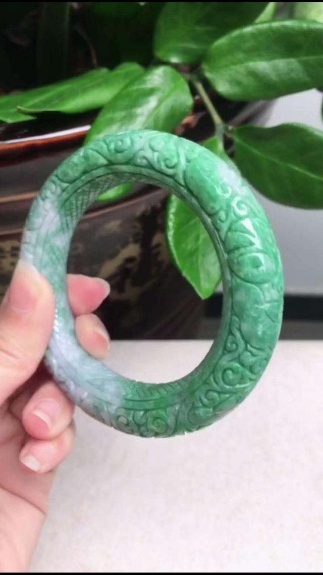 翡翠手镯价格,55圈口翡翠白底带棉手镯多少钱-第15张图片-翡翠网 翡翠手镯价格,55圈口翡翠白底带棉手镯多少钱-第15张图片-翡翠网