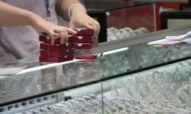 翡翠的特点与鉴定超能力鉴定翡翠知识-第1张图片-翡翠网 翡翠的特点与鉴定超能力鉴定翡翠知识-第1张图片-翡翠网