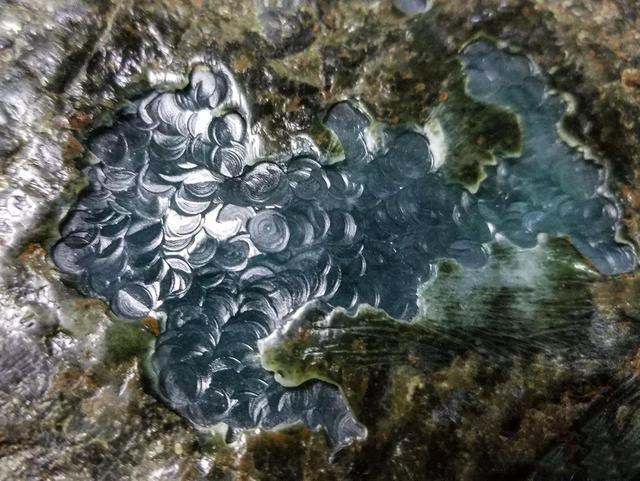 翡翠原石打灯荧光图解,翡翠原石打灯蓝色的-第15张图片-翡翠网