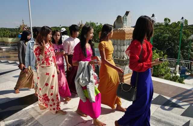 沙拉翡翠原石图片,玉石翡翠原石-第7张图片-翡翠网 沙拉翡翠原石图片,玉石翡翠原石-第7张图片-翡翠网