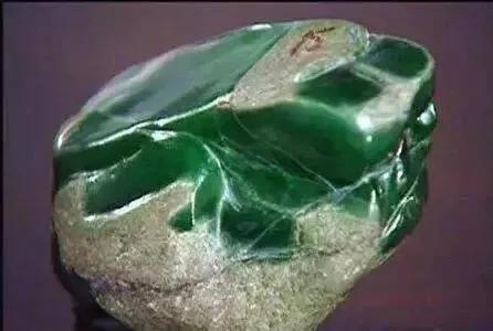 翡翠原石会卡是什么意思红皮会卡翡翠原石的特点-第2张图片-翡翠网 翡翠原石会卡是什么意思红皮会卡翡翠原石的特点-第2张图片-翡翠网