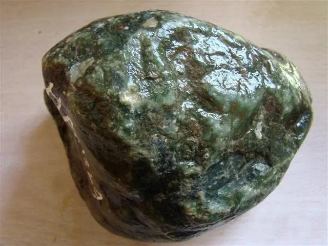 翡翠原石会卡是什么意思红皮会卡翡翠原石的特点-第3张图片-翡翠网