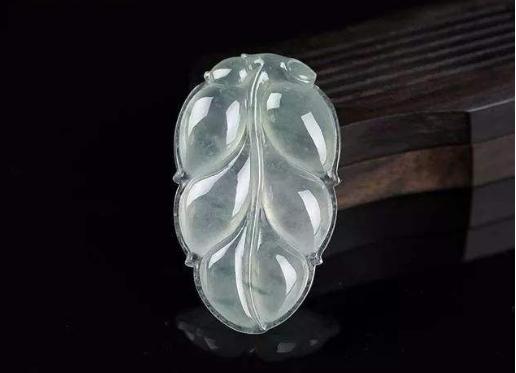 女的戴翡翠适合戴什么翡翠手镯寓意和好处-第4张图片-翡翠网 女的戴翡翠适合戴什么翡翠手镯寓意和好处-第4张图片-翡翠网