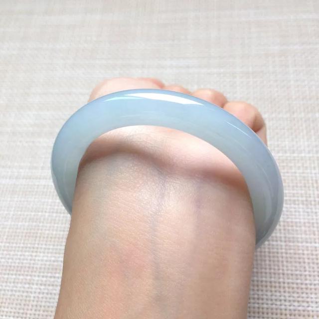 冰种阳绿翡翠手镯图片高冰种绿翡翠手镯-第7张图片-翡翠网