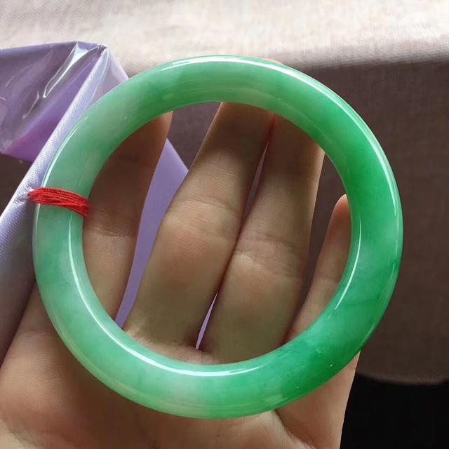 豆绿种翡翠手镯价值多少戴翡翠手镯有什么好处-第8张图片-翡翠网