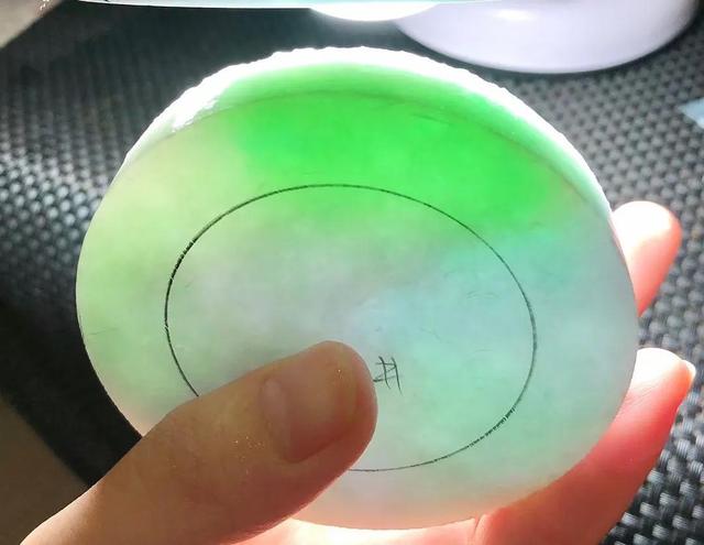 59圈春彩翡翠手镯翡翠春彩和三彩的区别-第3张图片-翡翠网