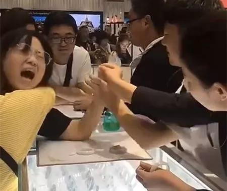 试戴翡翠手镯正确图解玉镯小了怎么往手上戴-第1张图片-翡翠网