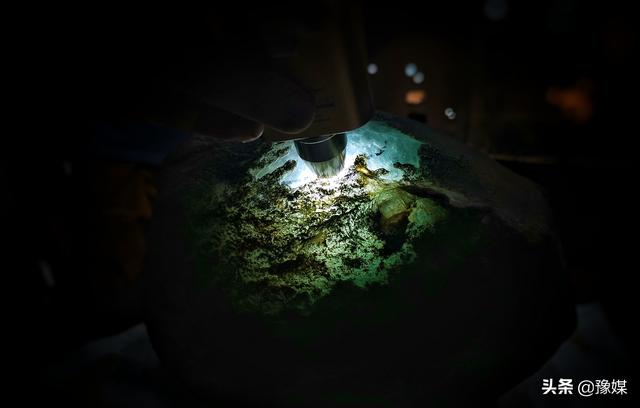 郑州翡翠原石,买了一个翡翠原石怎么办-第8张图片-翡翠网 郑州翡翠原石,买了一个翡翠原石怎么办-第8张图片-翡翠网