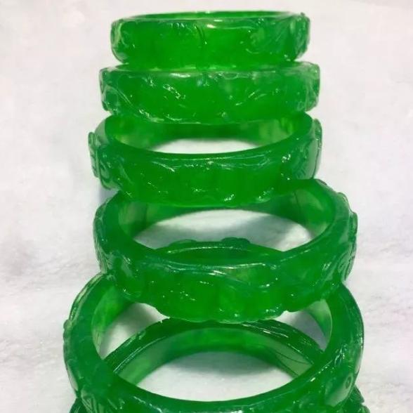 翡翠手镯1万多,3千万以上的翡翠手镯-第2张图片-翡翠网 翡翠手镯1万多,3千万以上的翡翠手镯-第2张图片-翡翠网