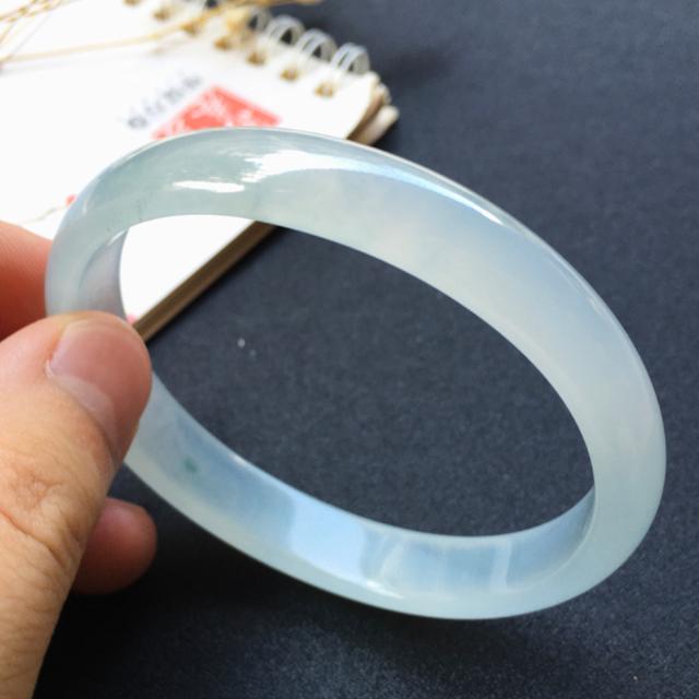 翡翠手镯1万多,3千万以上的翡翠手镯-第10张图片-翡翠网 翡翠手镯1万多,3千万以上的翡翠手镯-第10张图片-翡翠网