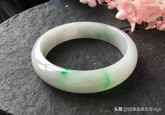 白底青翡翠可以收吗白底青翡翠哪种价格高-第1张图片-翡翠网 白底青翡翠可以收吗白底青翡翠哪种价格高-第1张图片-翡翠网