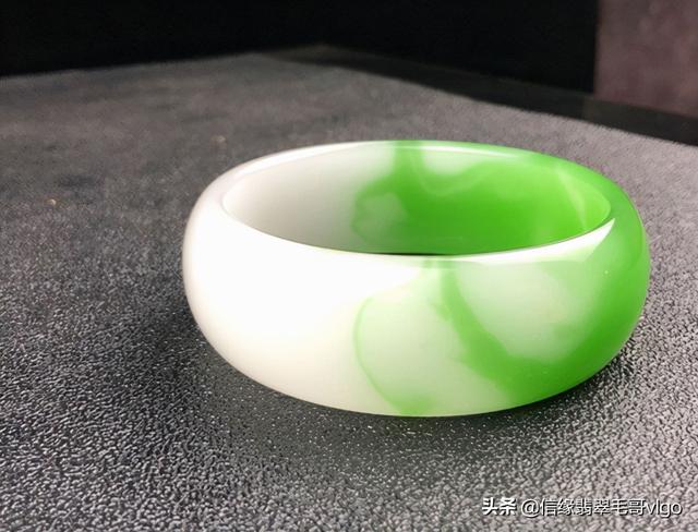 白底青翡翠可以收吗白底青翡翠哪种价格高-第6张图片-翡翠网 白底青翡翠可以收吗白底青翡翠哪种价格高-第6张图片-翡翠网