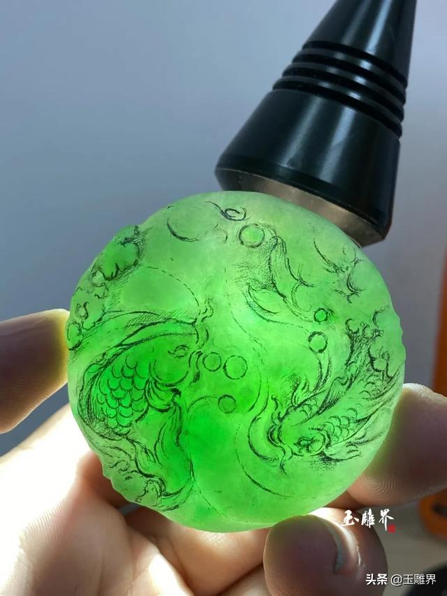 高端翡翠手镯巧雕图片翡翠手镯心雕刻图片-第1张图片-翡翠网 高端翡翠手镯巧雕图片翡翠手镯心雕刻图片-第1张图片-翡翠网