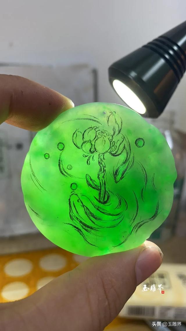 高端翡翠手镯巧雕图片翡翠手镯心雕刻图片-第2张图片-翡翠网 高端翡翠手镯巧雕图片翡翠手镯心雕刻图片-第2张图片-翡翠网