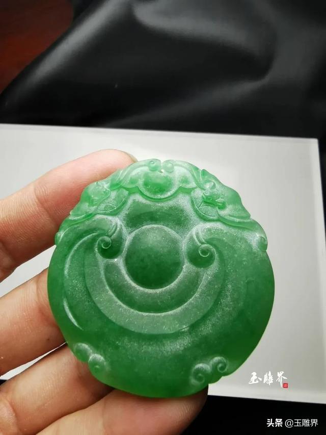 高端翡翠手镯巧雕图片翡翠手镯心雕刻图片-第3张图片-翡翠网 高端翡翠手镯巧雕图片翡翠手镯心雕刻图片-第3张图片-翡翠网