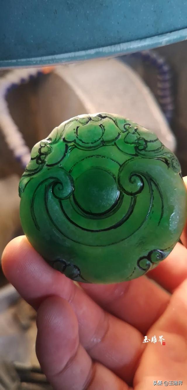 高端翡翠手镯巧雕图片翡翠手镯心雕刻图片-第4张图片-翡翠网 高端翡翠手镯巧雕图片翡翠手镯心雕刻图片-第4张图片-翡翠网